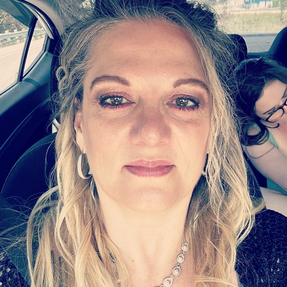 Meet your Posher, Laura - Picture 2 of 4